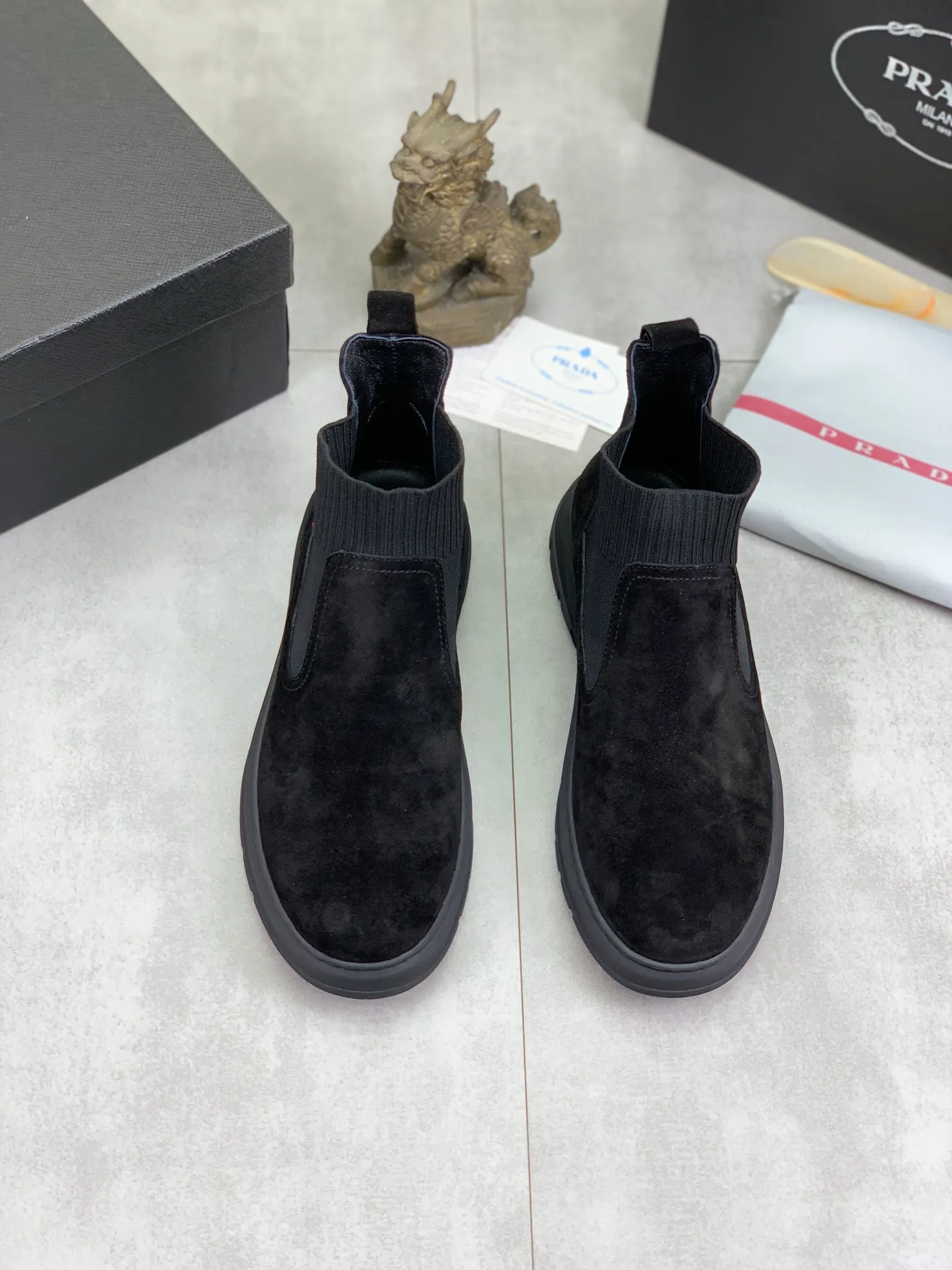 Men's shoes 💰P480 new style, sheepskin and velvet lining, new PRADA (Prada) high tops are on the market, new men's shoes, 😘 fabrics are selected from original imported calfskin. Soft sheepskin lining and warm fleece lining. The original version is awesome! 👍🏿Original open-molded non-slip PU outsole, with exquisite lines, simple and elegant, super comfortable and classy on foot, suitable for leisure travel. Code number:38-44